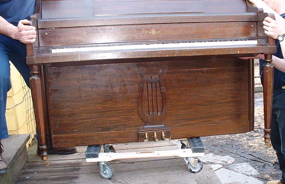Пианино на тележке