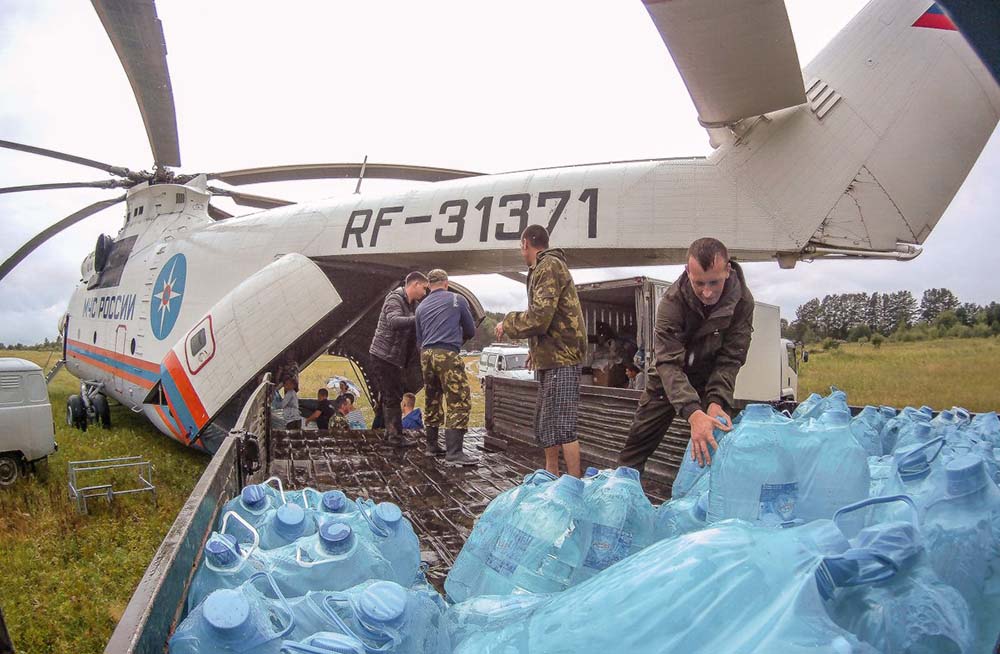 Вертолёт и гуманитарная помощь
