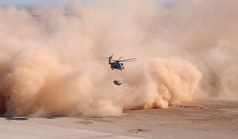 Вертолёт в пустыне