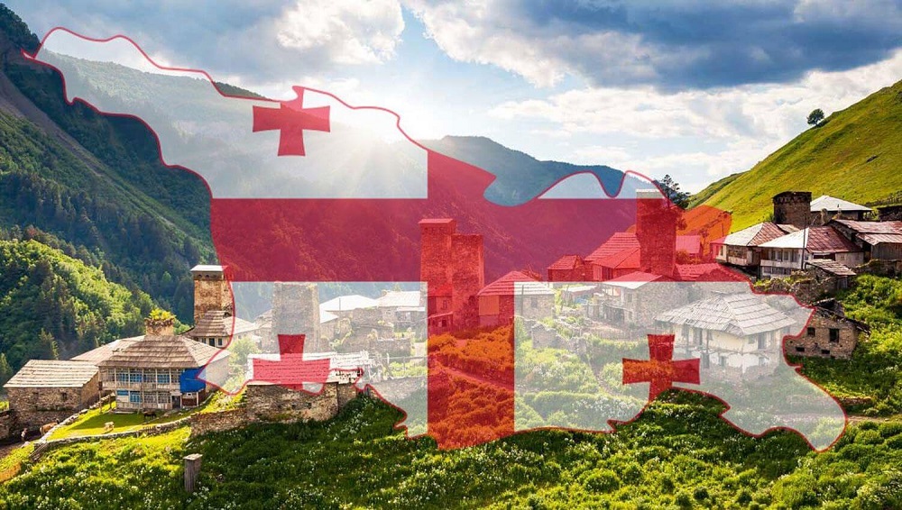 Грузинский флаг на фоне гор