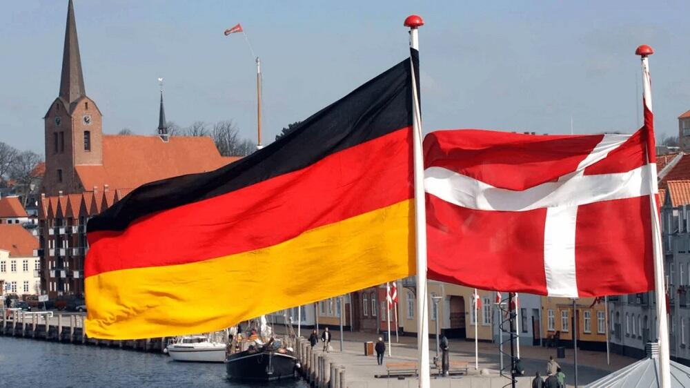 Немецкий и датский флаги